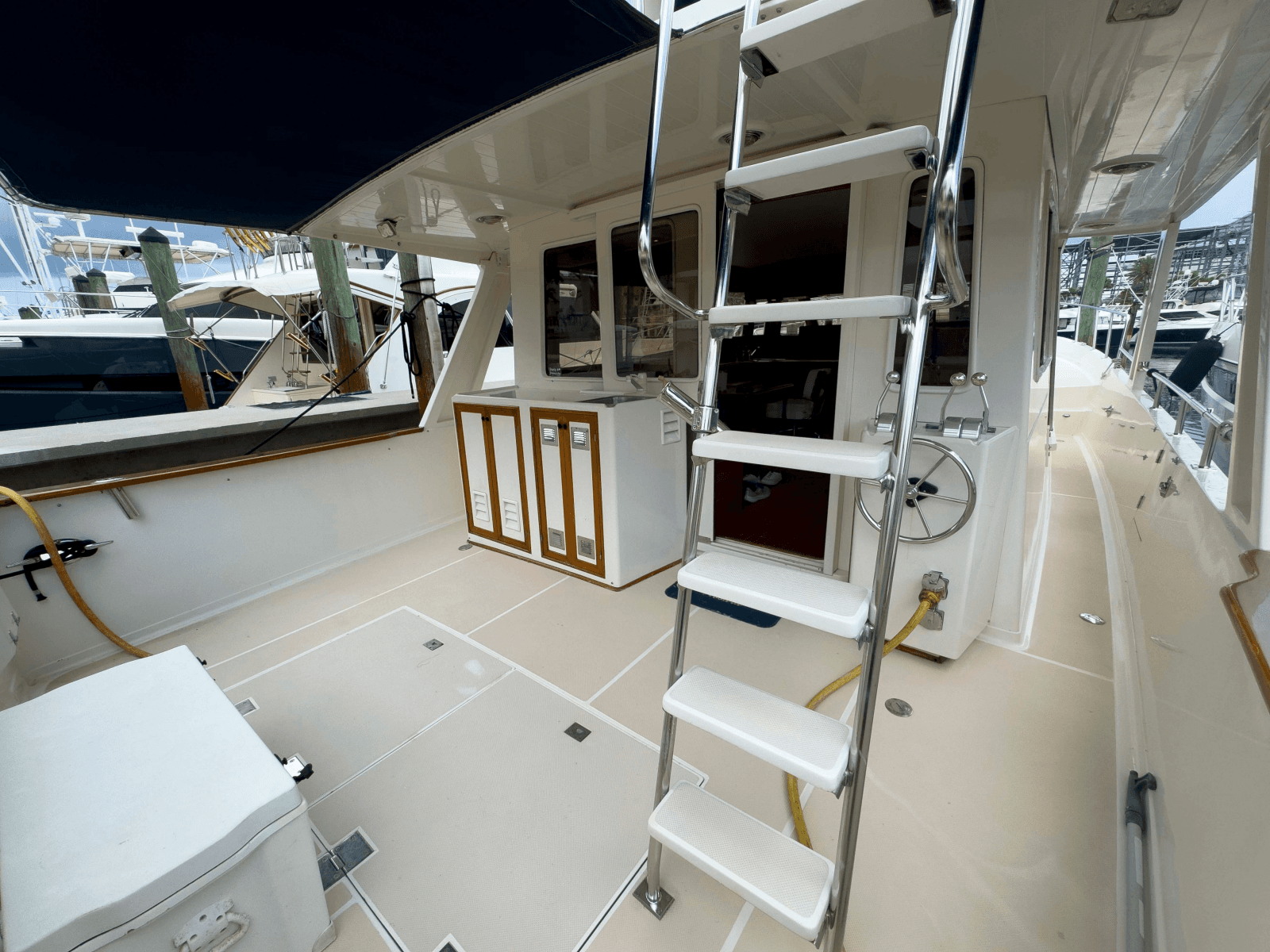 1997 Offshore Yachts Sedan - Photo 9