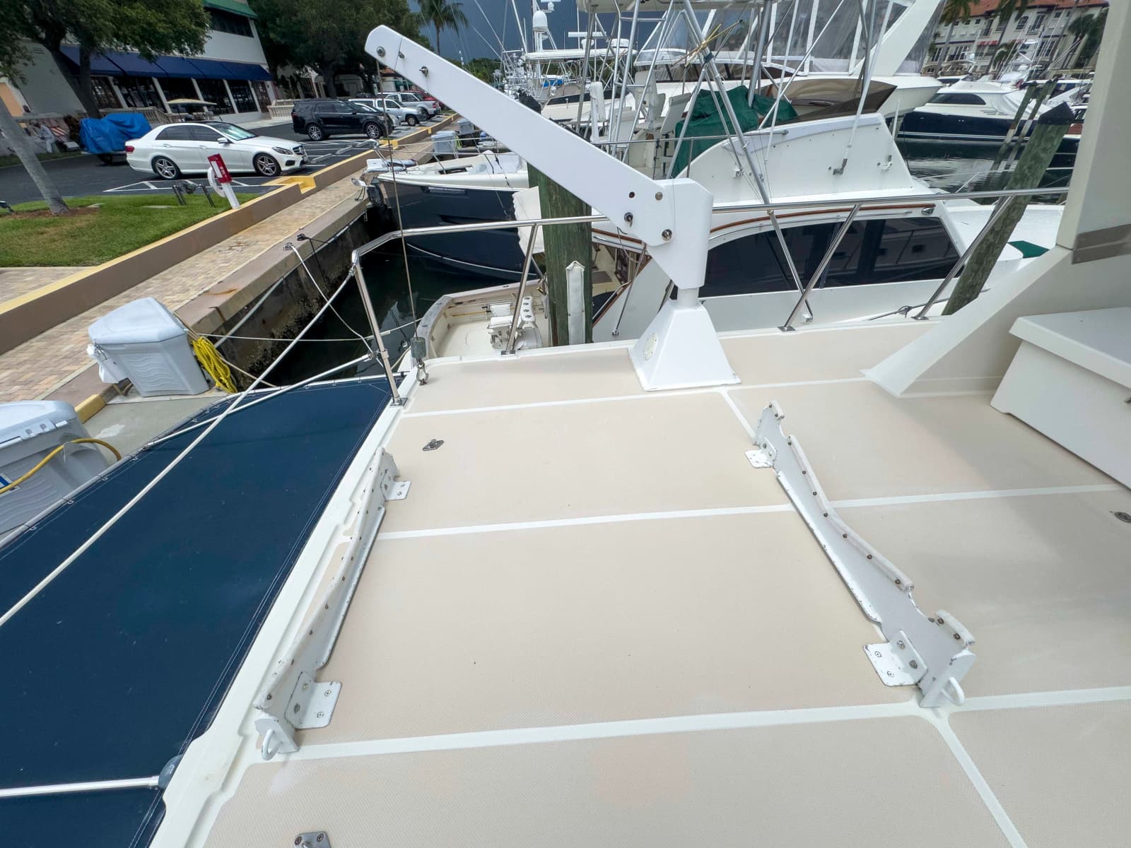 1997 Offshore Yachts Sedan - Photo 13