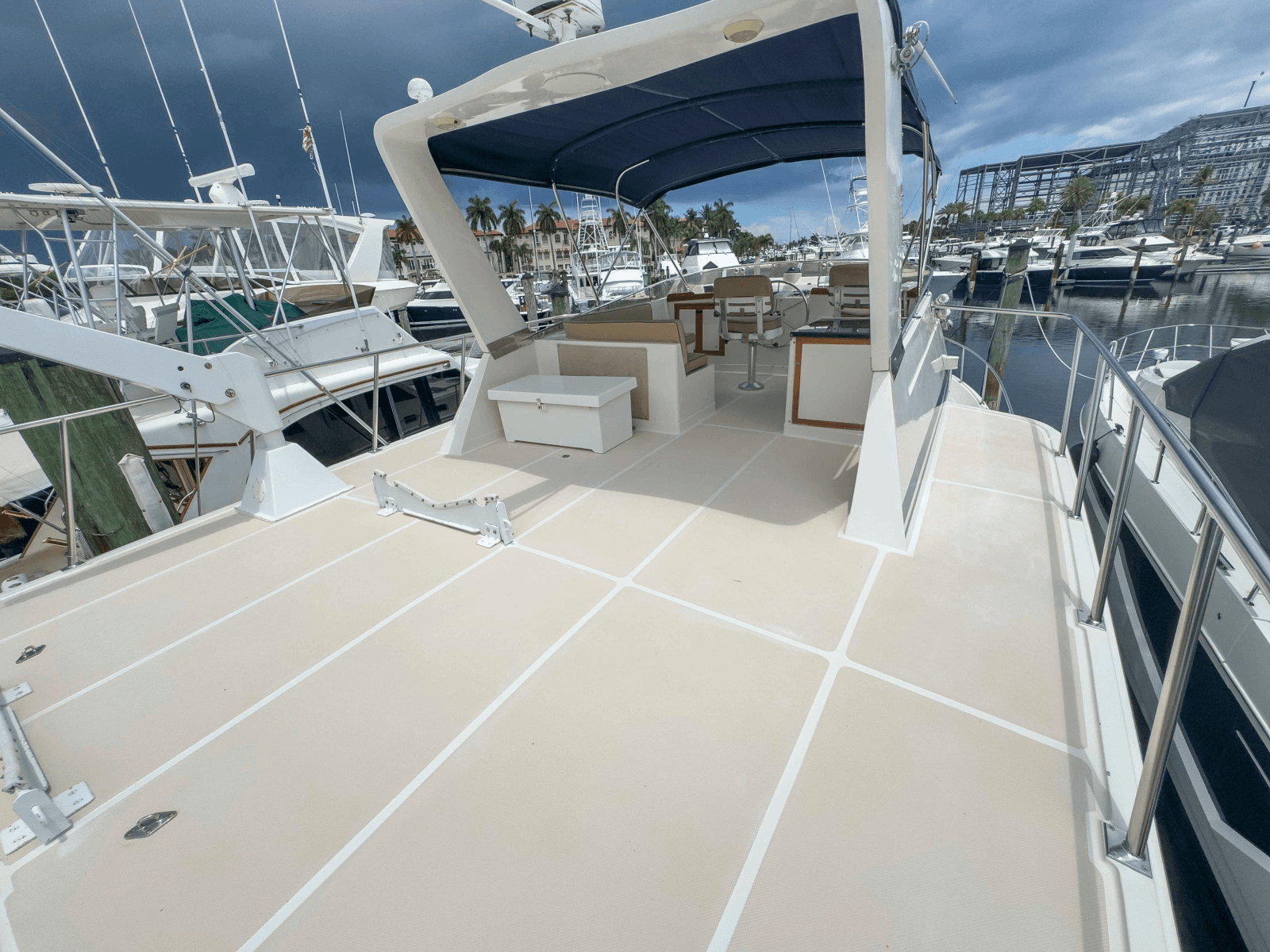 1997 Offshore Yachts Sedan - Photo 14