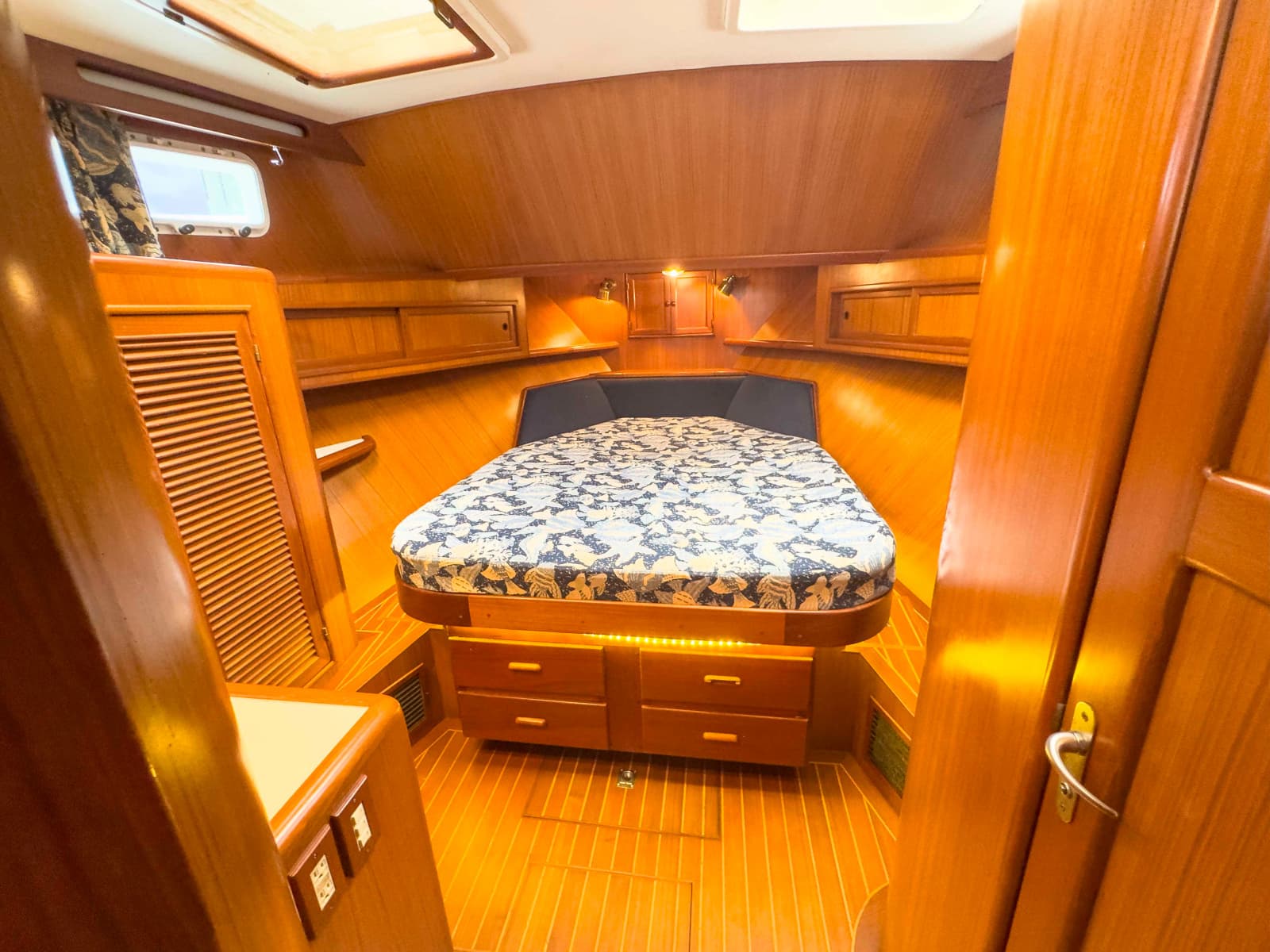 1997 Offshore Yachts Sedan - Photo 25