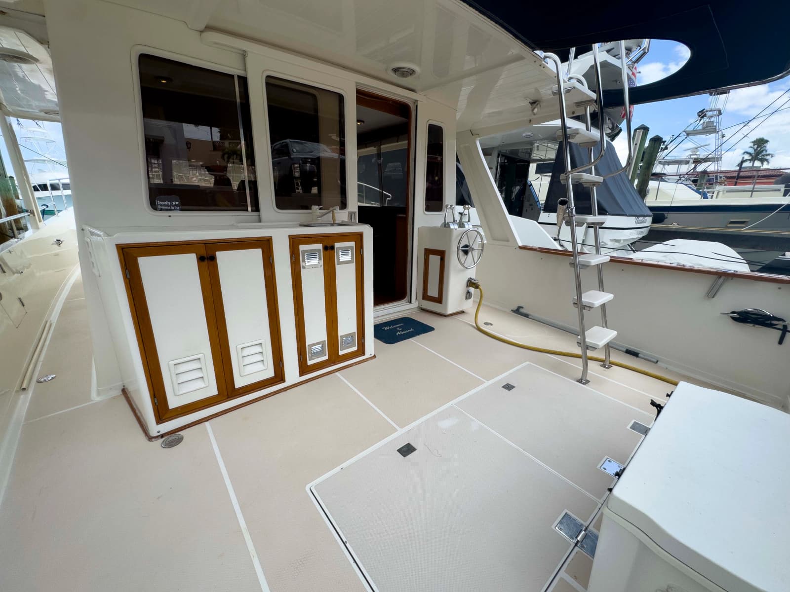 1997 Offshore Yachts Sedan - Photo 7
