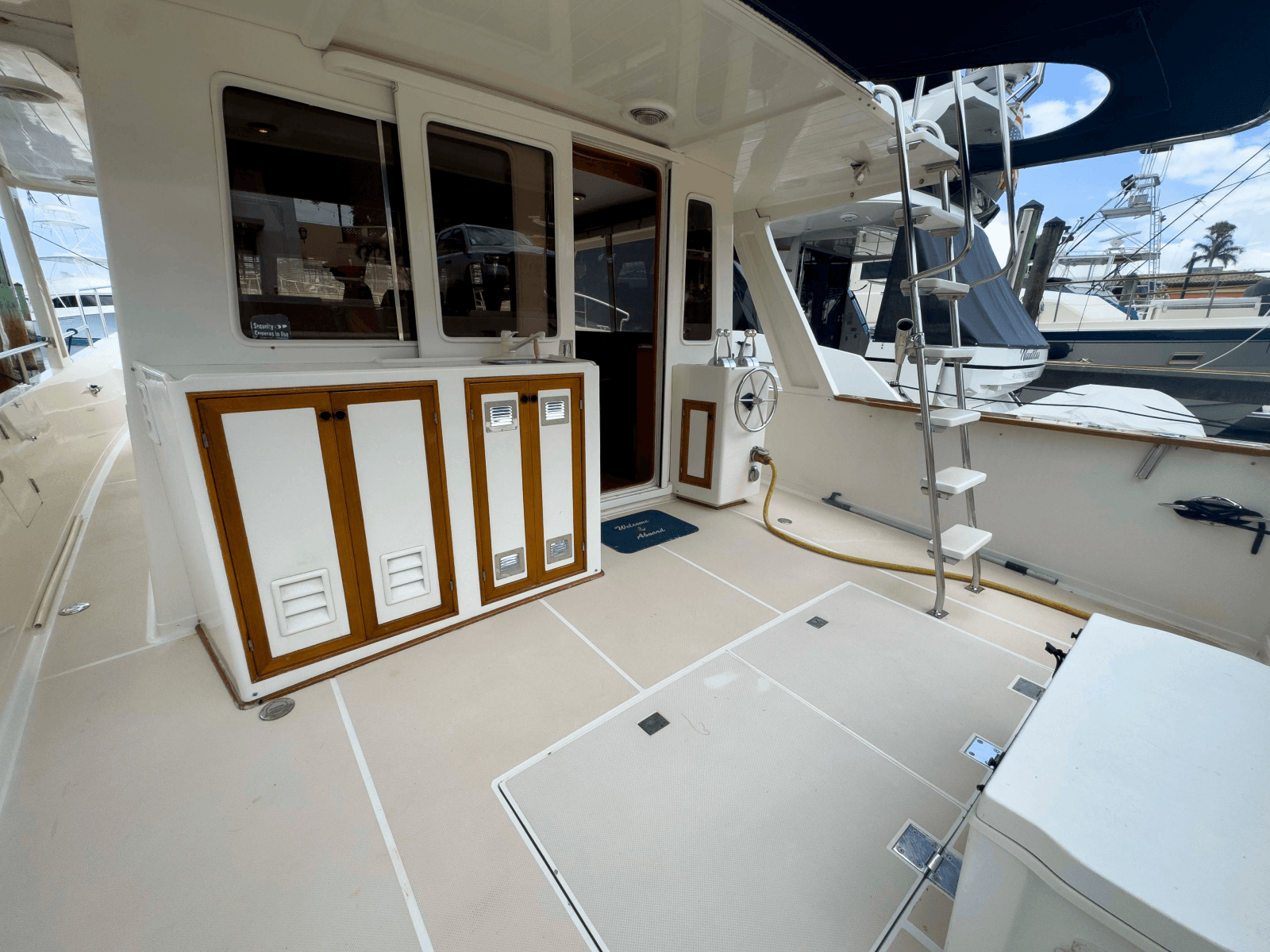1997 Offshore Yachts Sedan - Photo 7