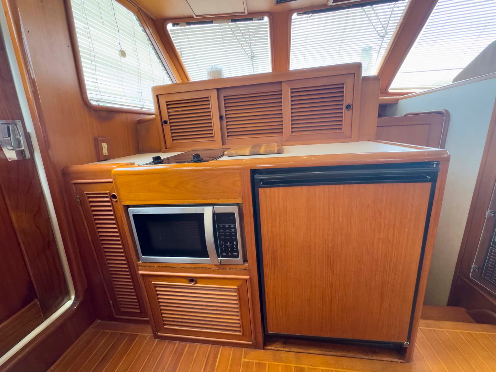 1997 Offshore Yachts Sedan - Photo 24