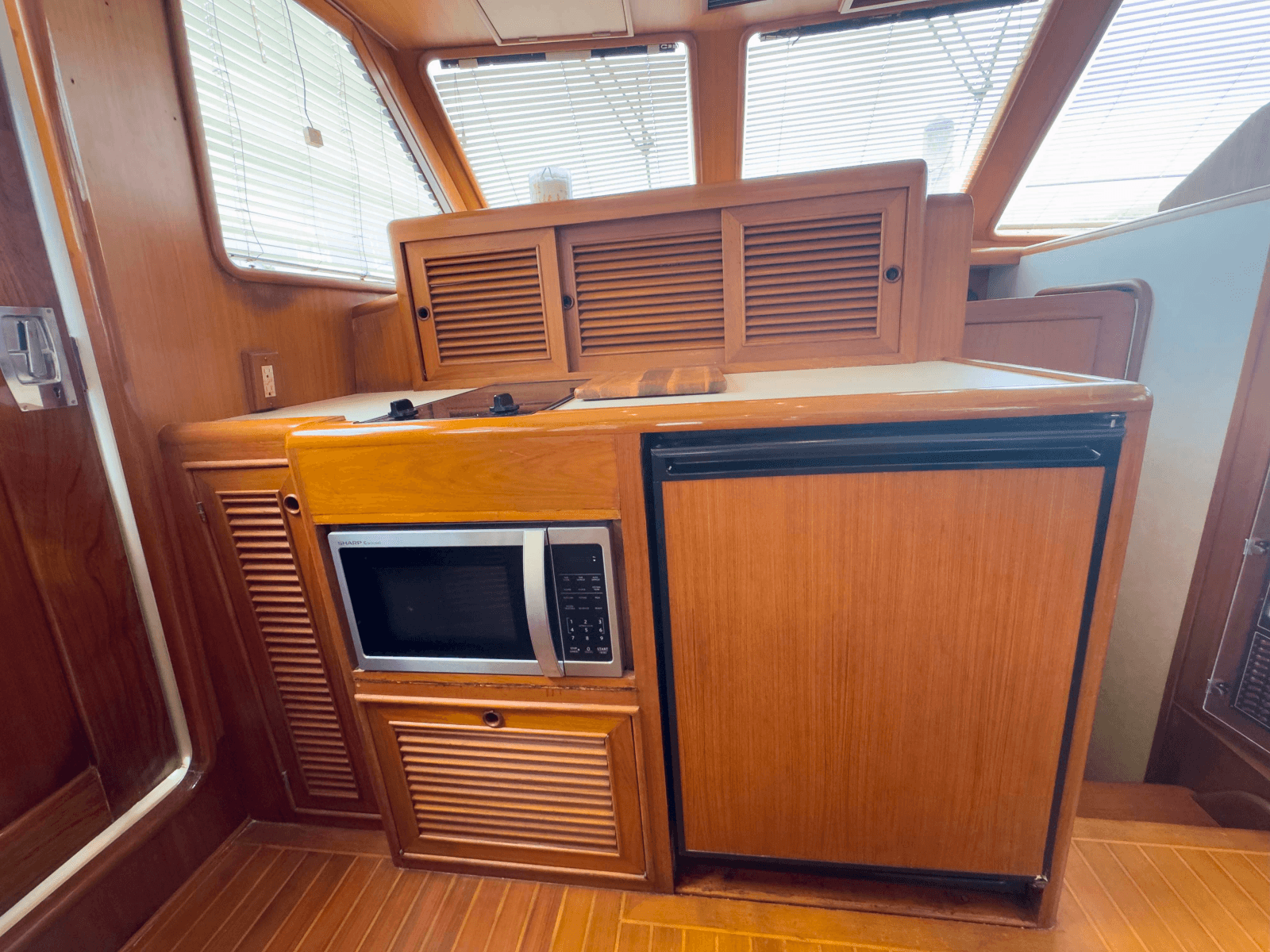 1997 Offshore Yachts Sedan - Photo 24