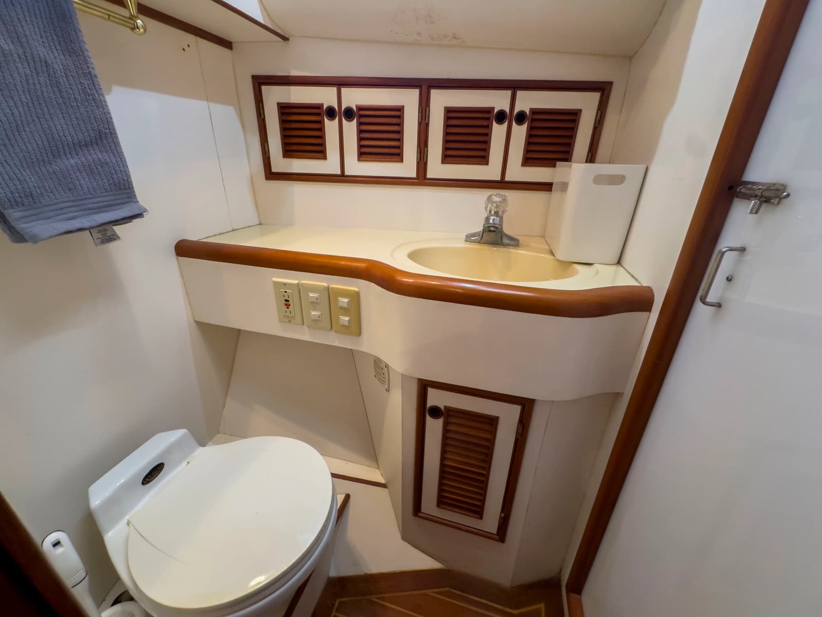 1997 Offshore Yachts Sedan - Photo 29