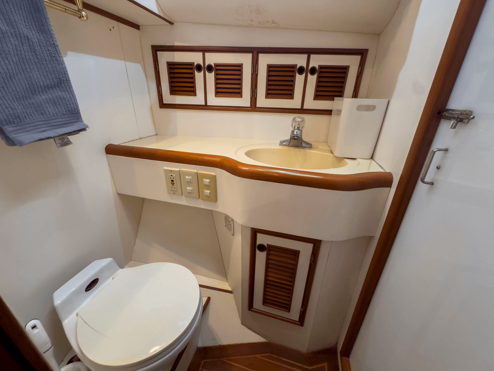 1997 Offshore Yachts Sedan - Photo 29