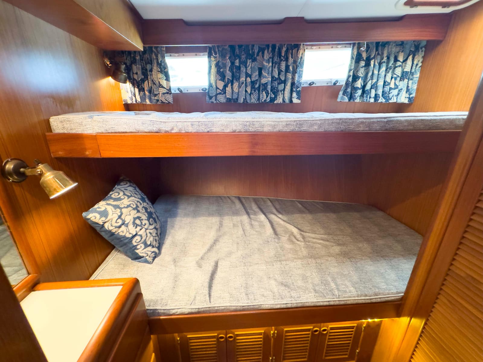 1997 Offshore Yachts Sedan - Photo 28