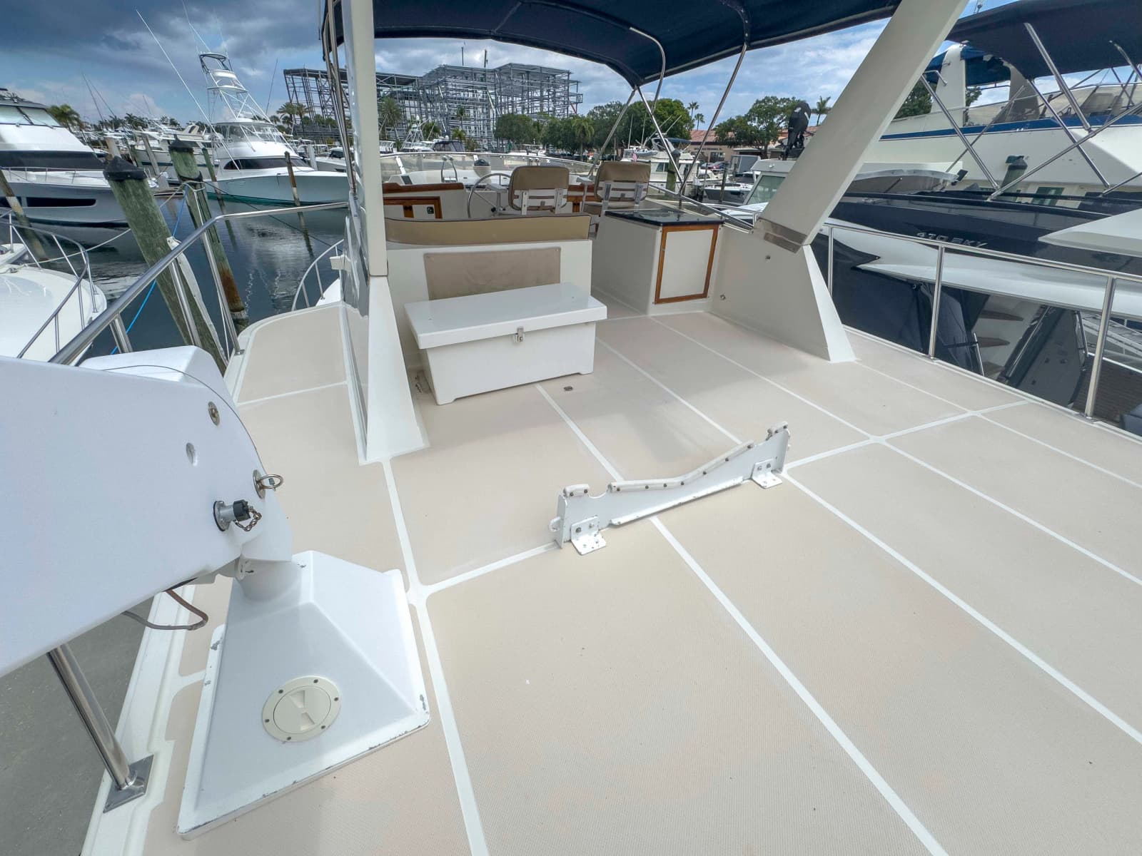 1997 Offshore Yachts Sedan - Photo 12