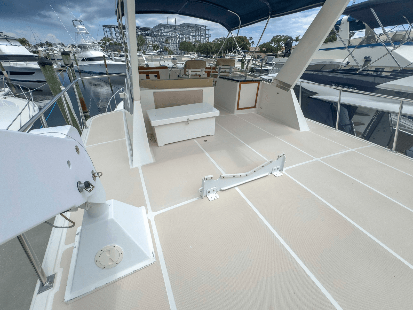 1997 Offshore Yachts Sedan - Photo 12