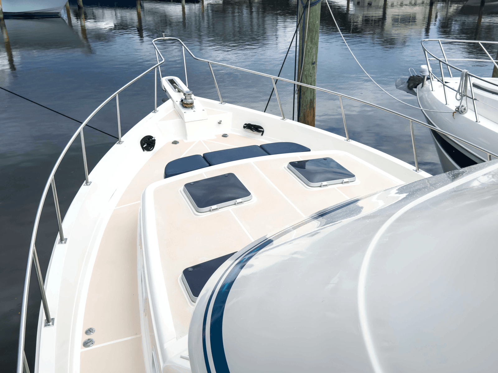 1997 Offshore Yachts Sedan - Photo 4