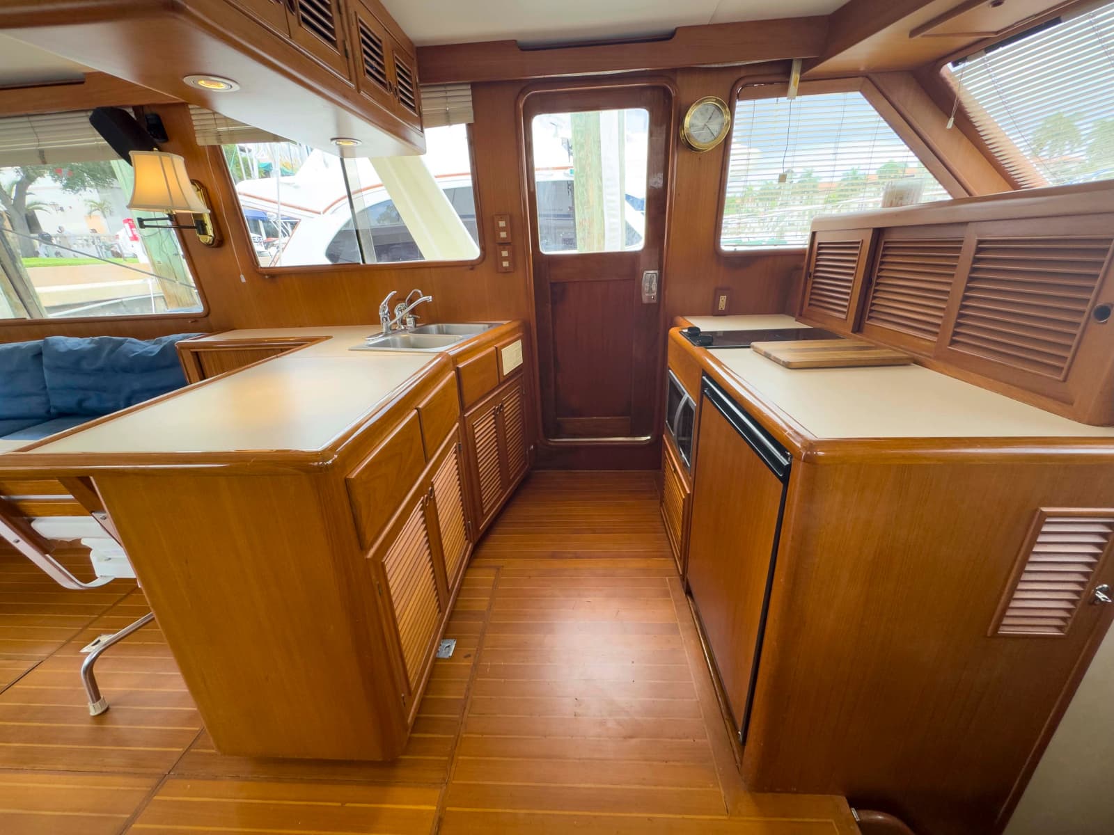 1997 Offshore Yachts Sedan - Photo 22