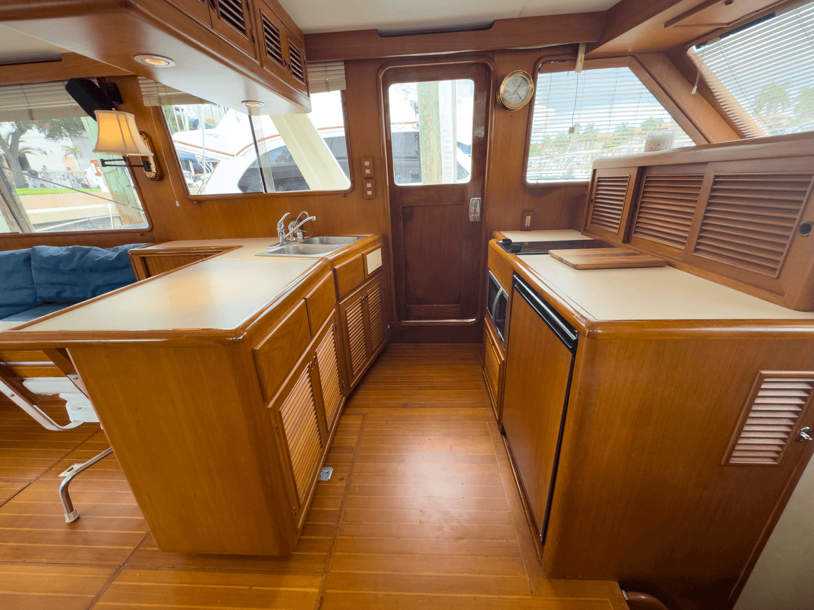 1997 Offshore Yachts Sedan - Photo 22