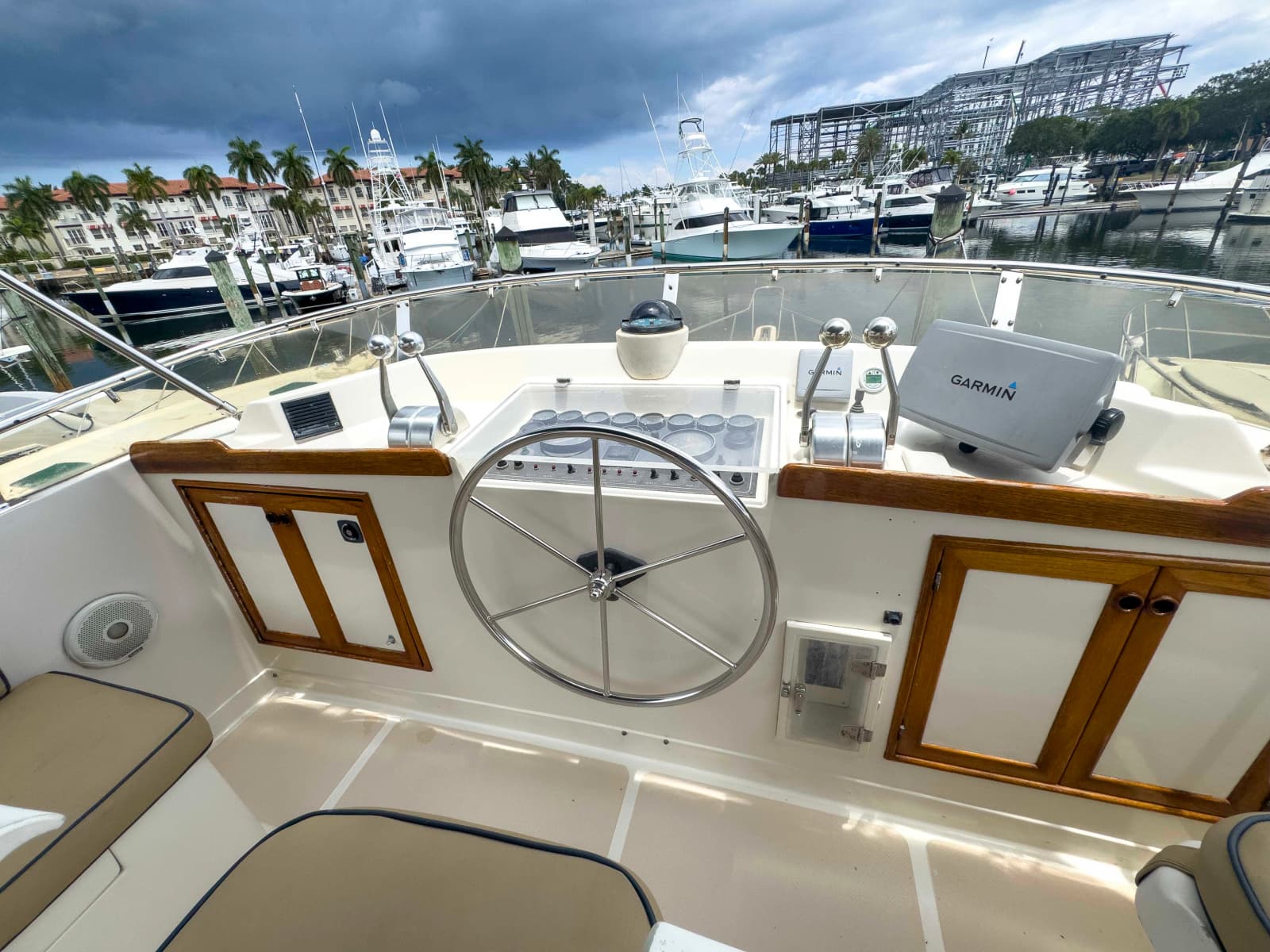 1997 Offshore Yachts Sedan - Photo 11