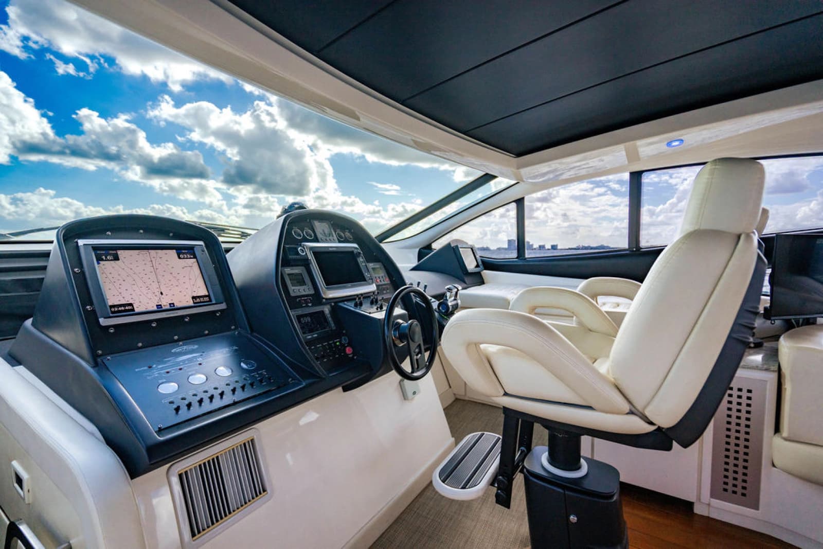 2006 Pershing 62 - Photo 16