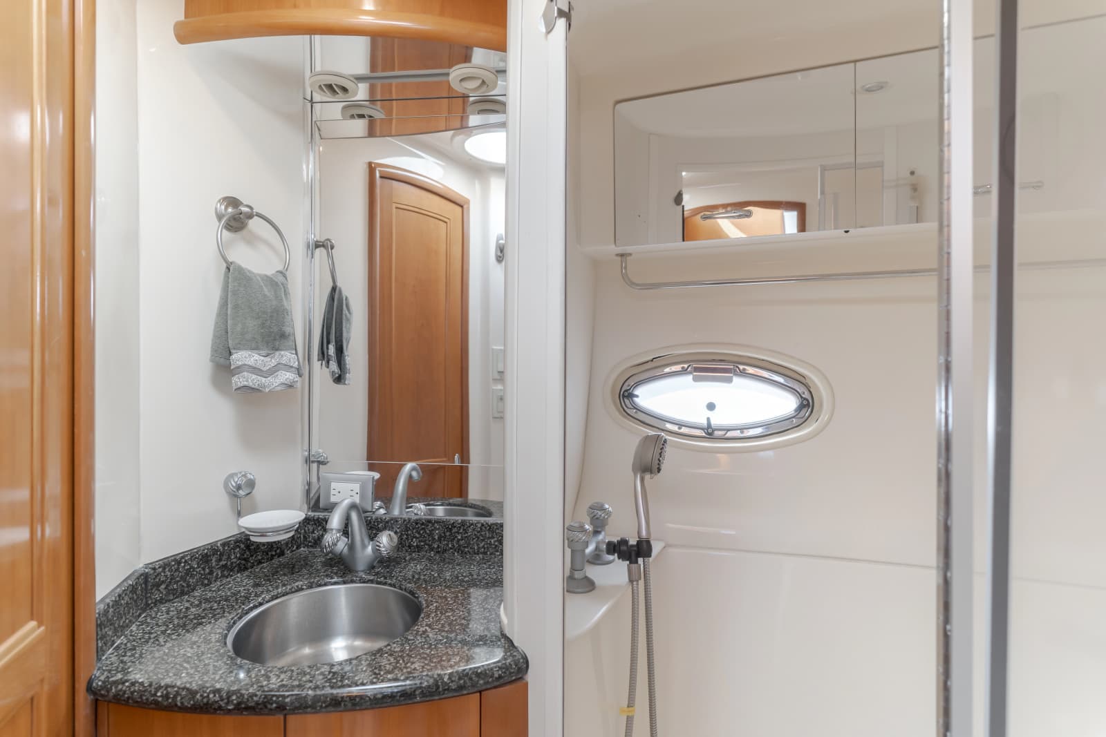2006 Carver 46 Motor Yacht - Photo 21