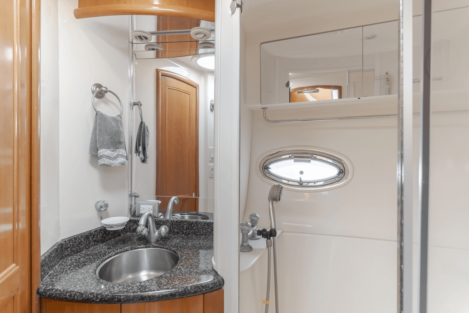 2006 Carver 46 Motor Yacht - Photo 21