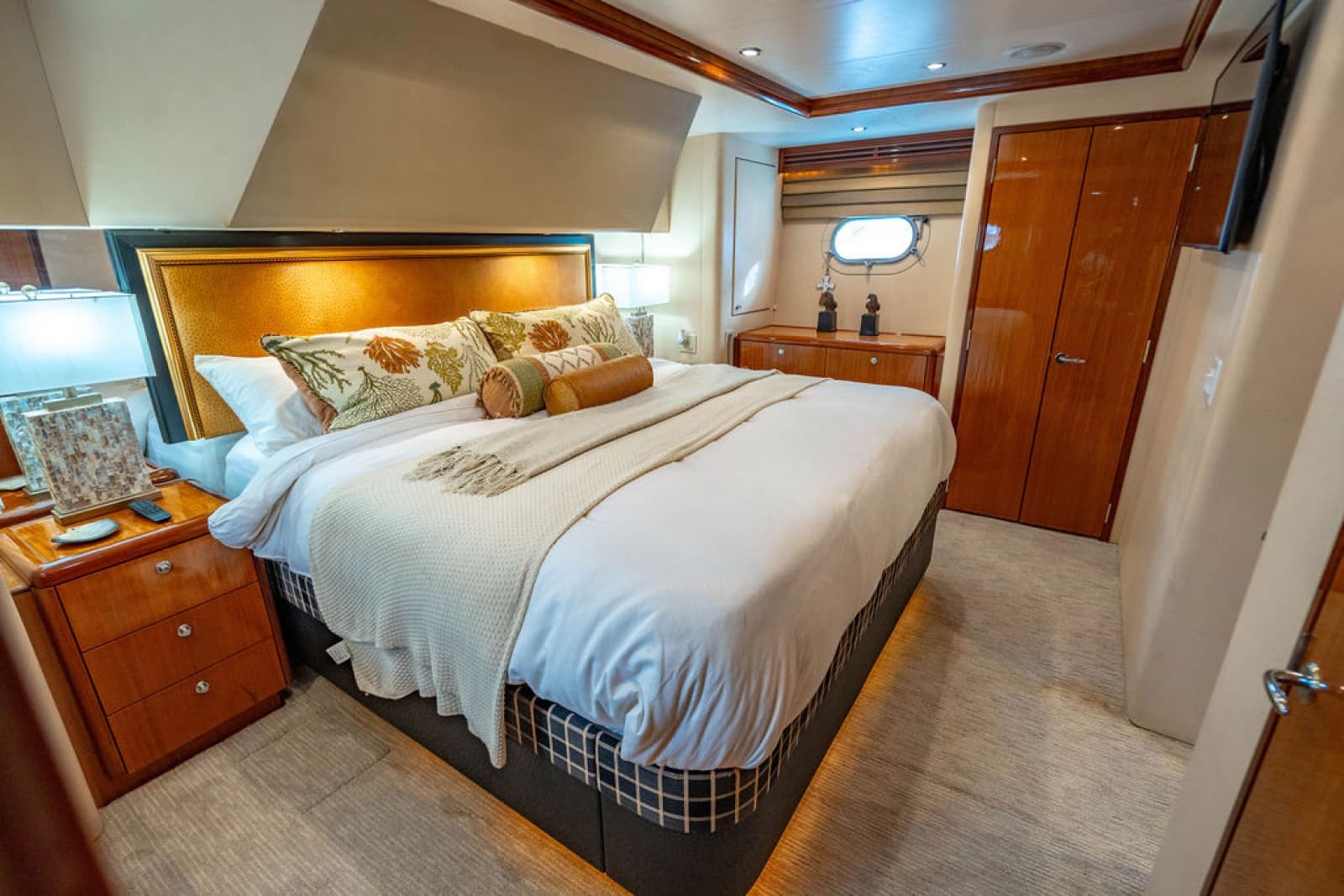 2006 Hatteras 64 Motor Yacht - Photo 23