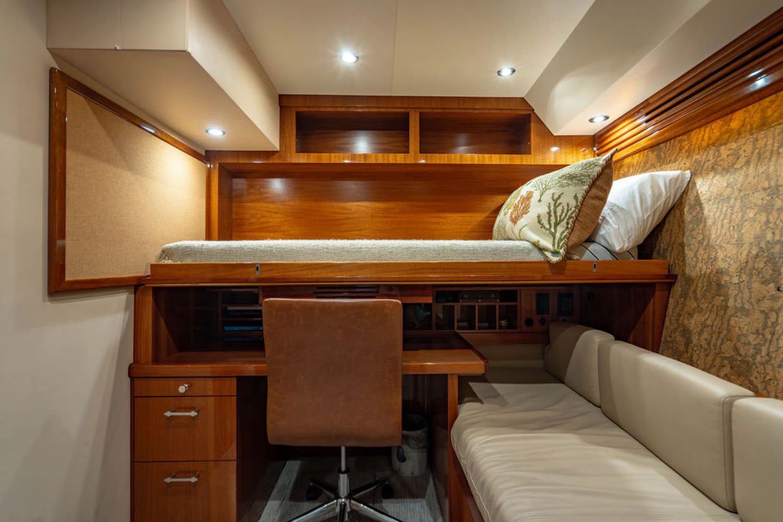 2006 Hatteras 64 Motor Yacht - Photo 27