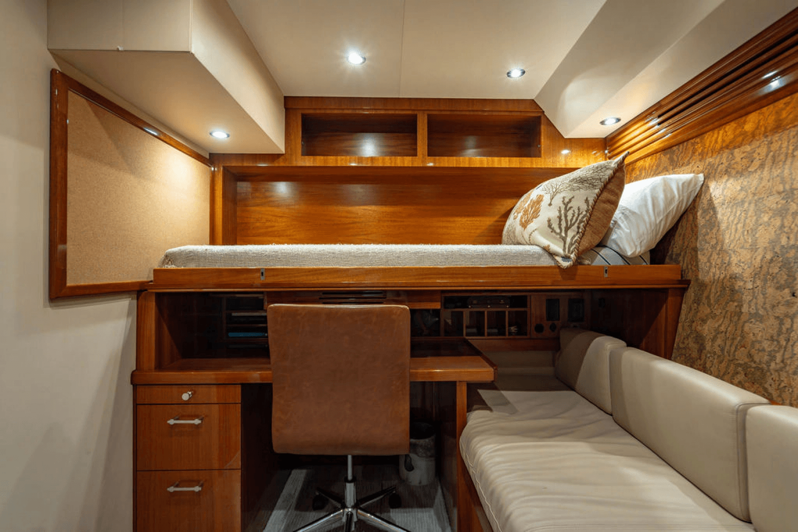 2006 Hatteras 64 Motor Yacht - Photo 27