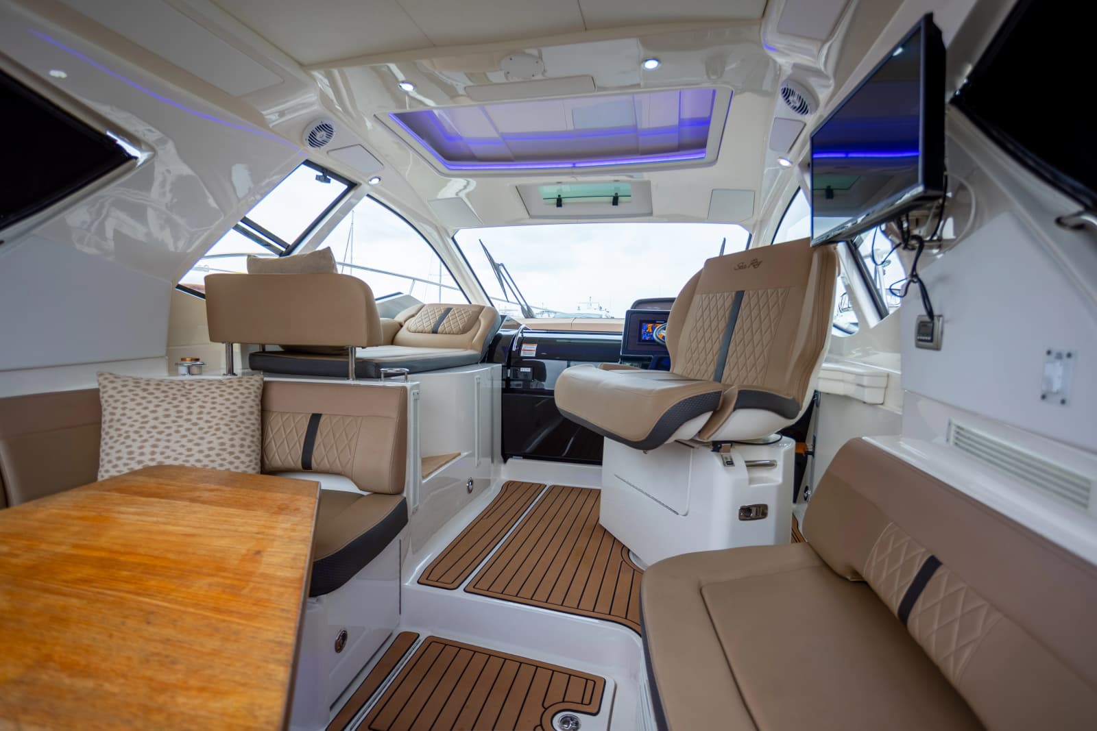 2018 Sea Ray Sundancer 350 Coupe - Rare Shaft Drive - Photo 11