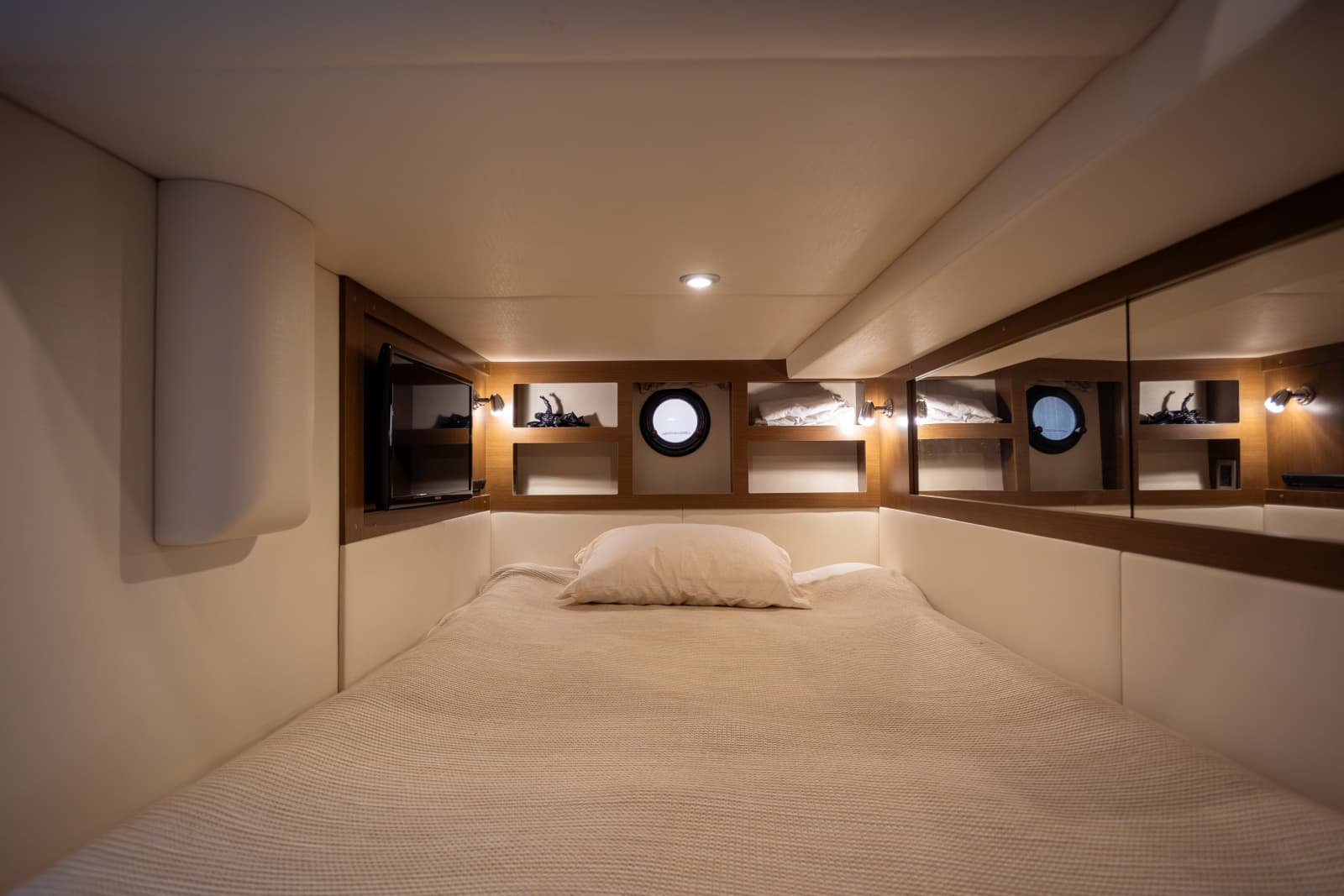2018 Sea Ray Sundancer 350 Coupe - Rare Shaft Drive - Photo 24