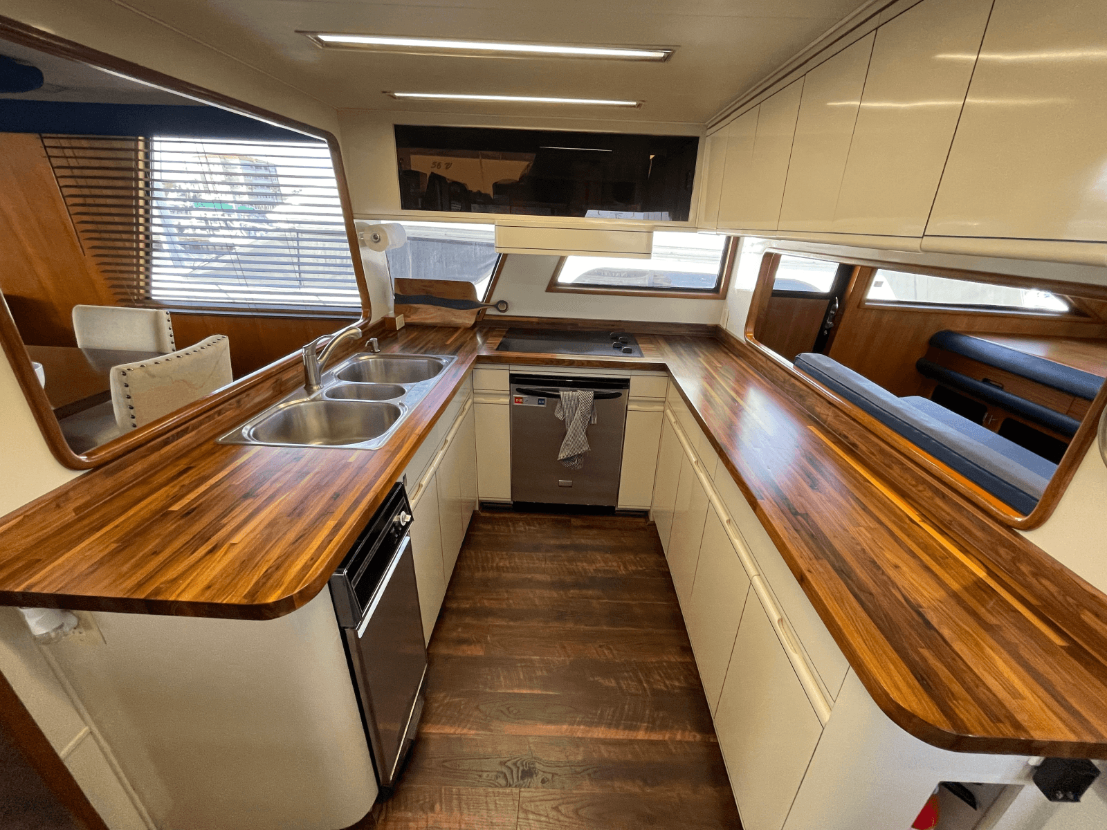 1990 Viking 63 Motor Yacht - Photo 22