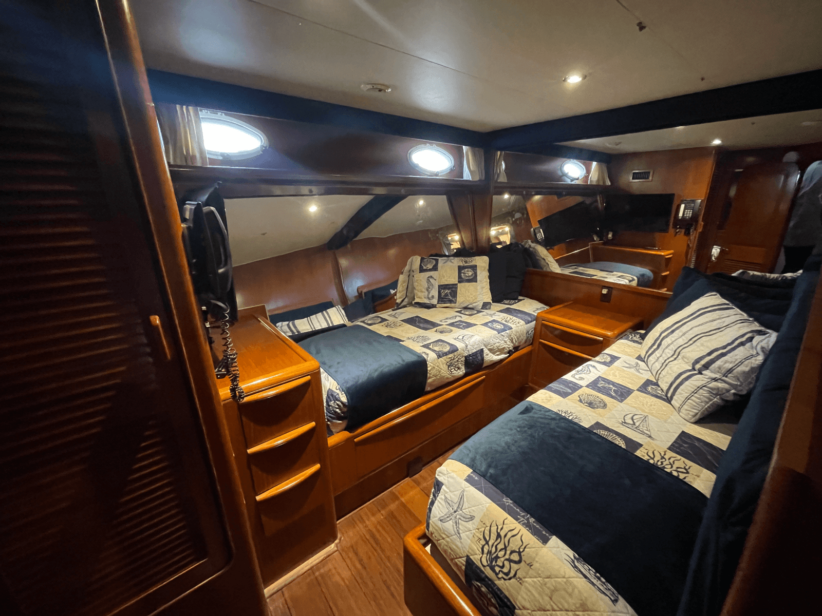 1990 Viking 63 Motor Yacht - Photo 40