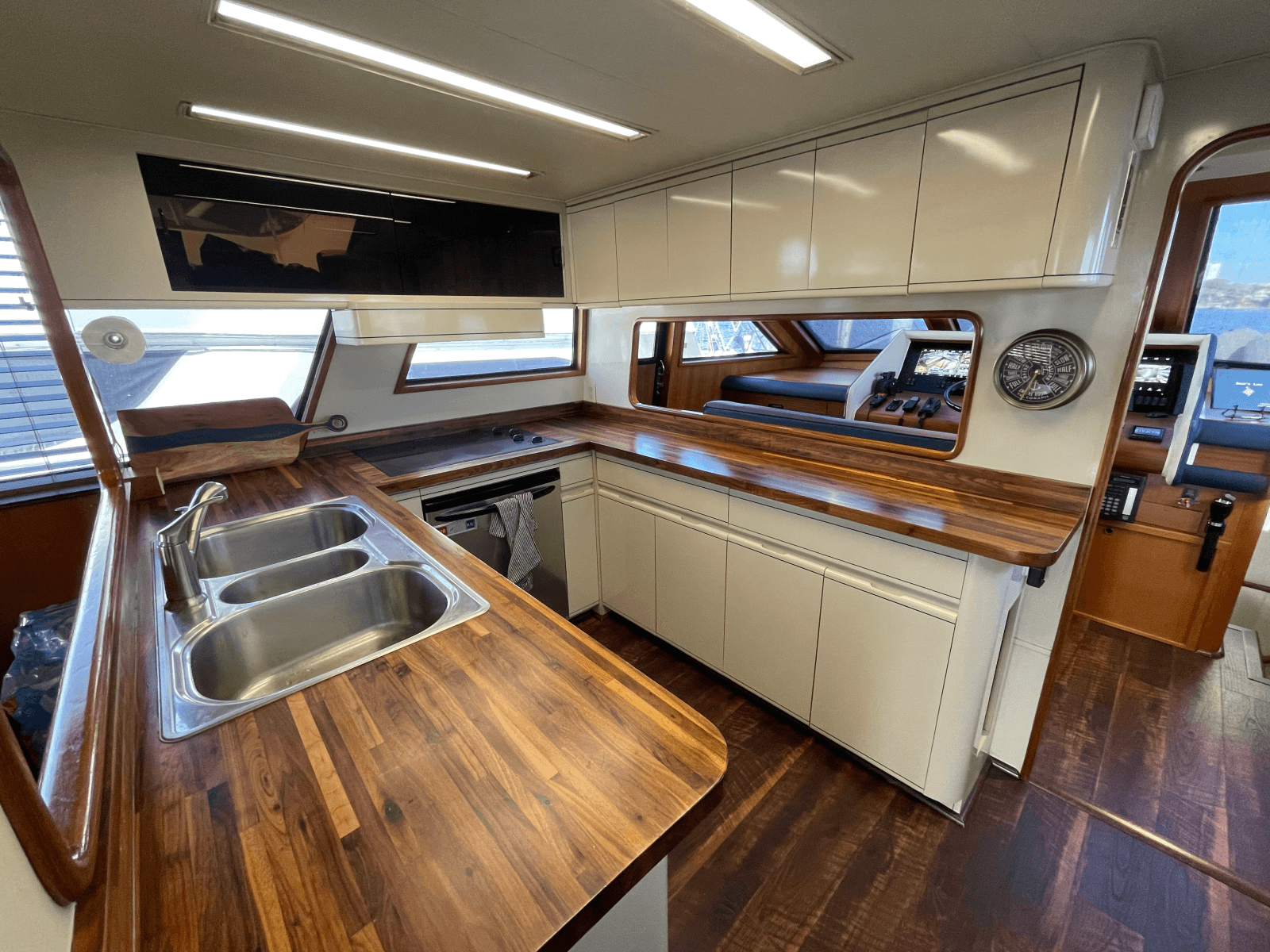 1990 Viking 63 Motor Yacht - Photo 21