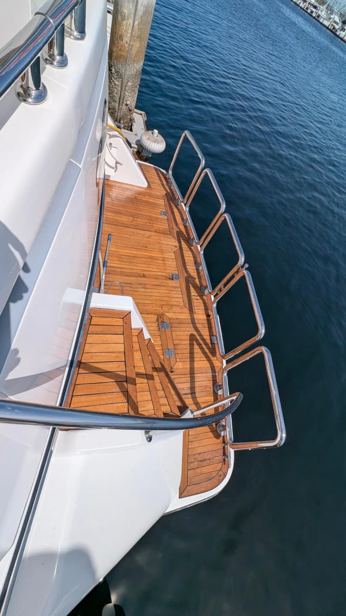 2004 Johnson Motor Yacht - Photo 8