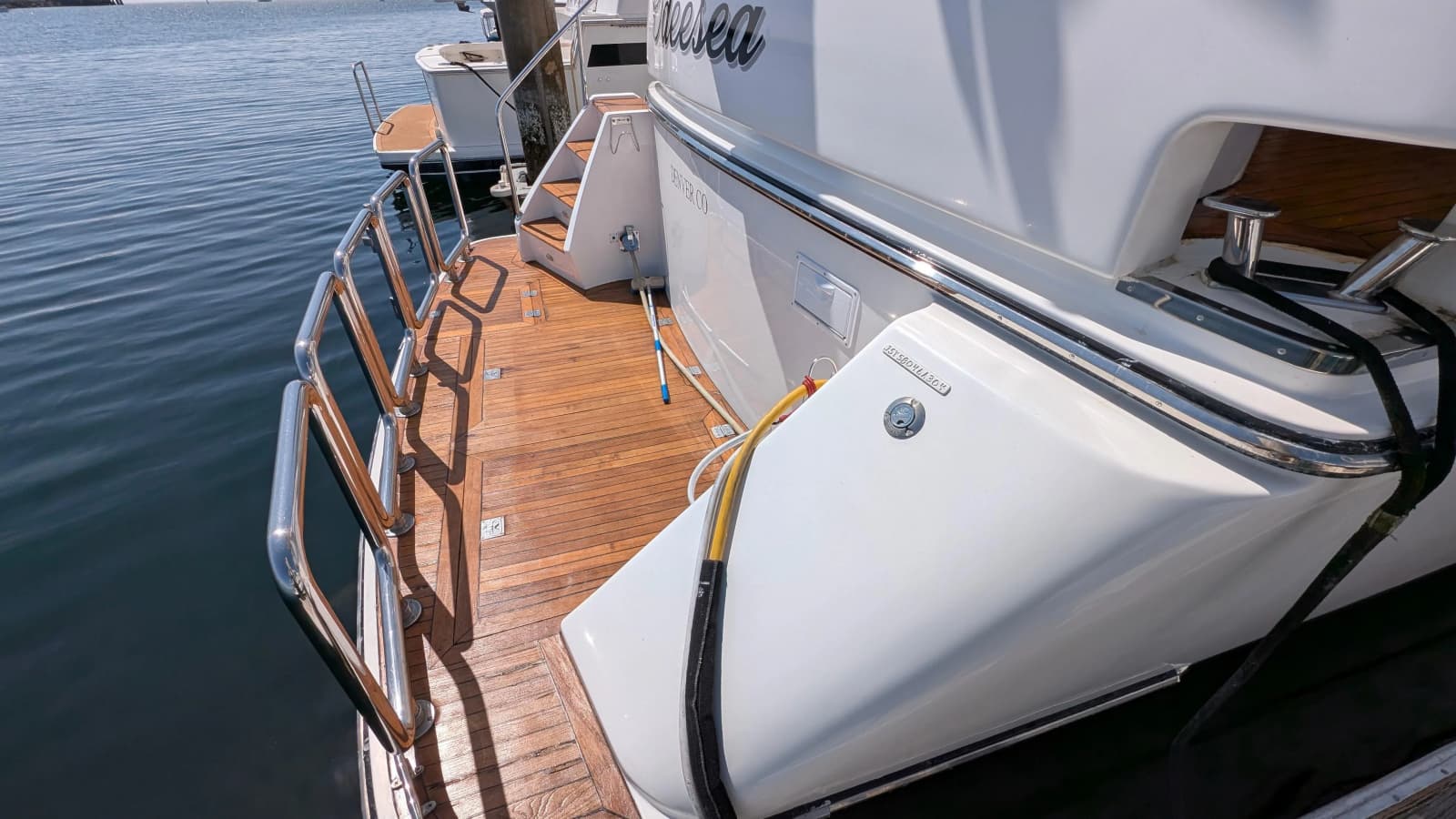 2004 Johnson Motor Yacht - Photo 7