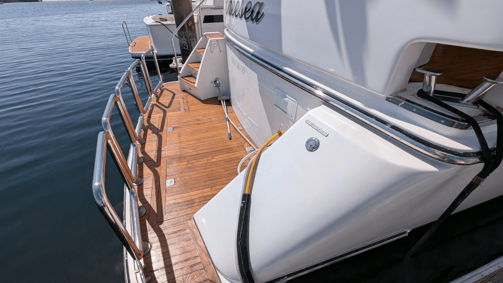 2004 Johnson Motor Yacht - Photo 7