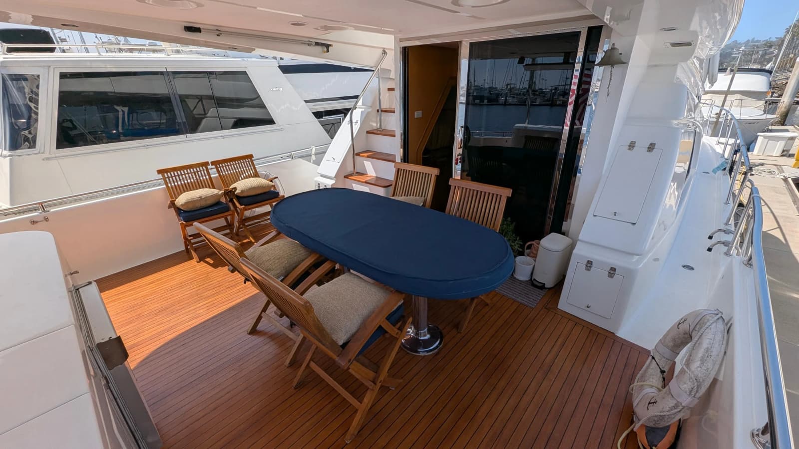 2004 Johnson Motor Yacht - Photo 11