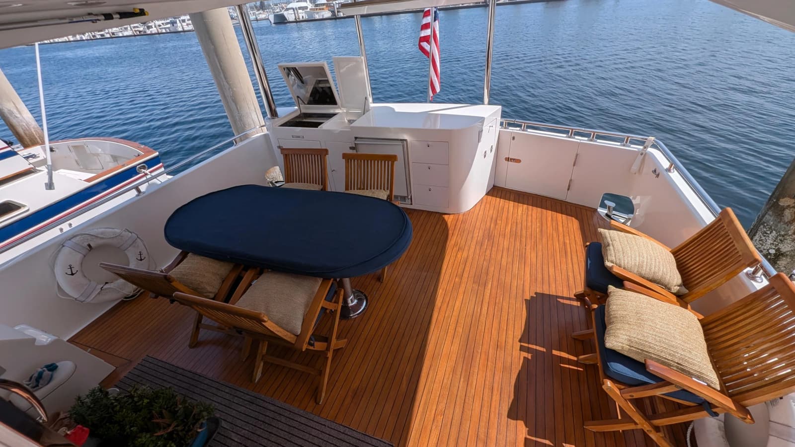 2004 Johnson Motor Yacht - Photo 15