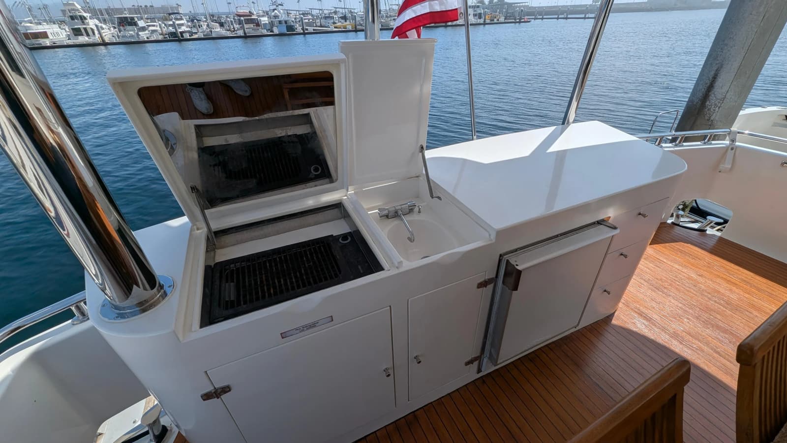 2004 Johnson Motor Yacht - Photo 12
