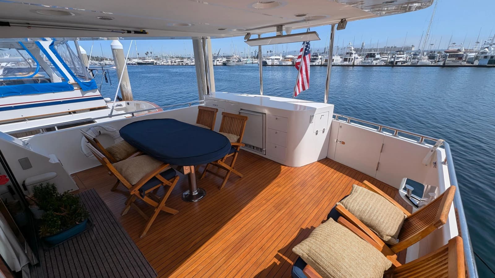 2004 Johnson Motor Yacht - Photo 10