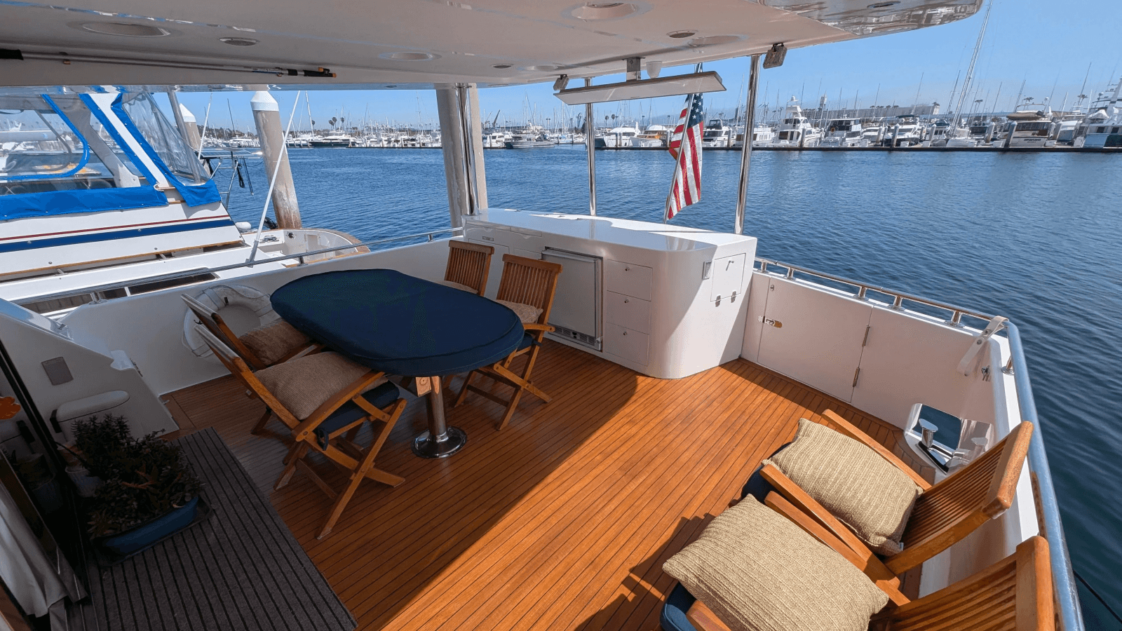 2004 Johnson Motor Yacht - Photo 10