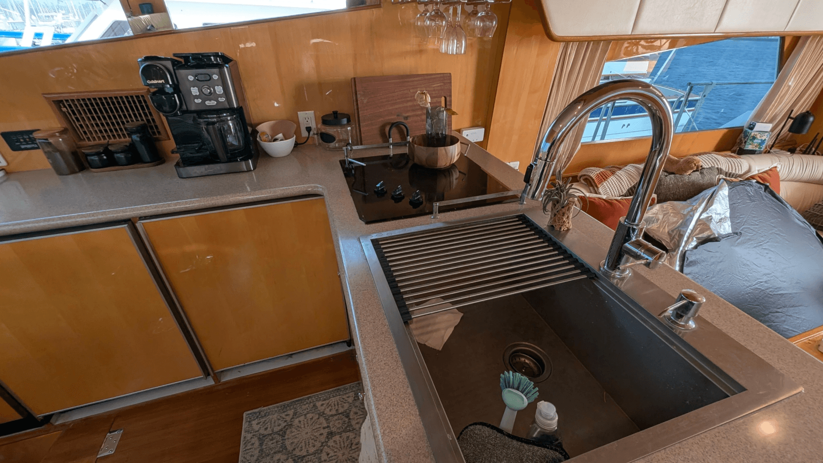 2004 Johnson Motor Yacht - Photo 40