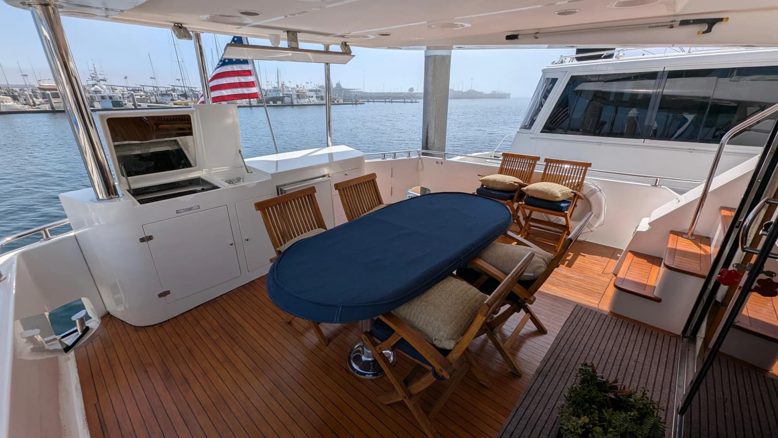 2004 Johnson Motor Yacht - Photo 13