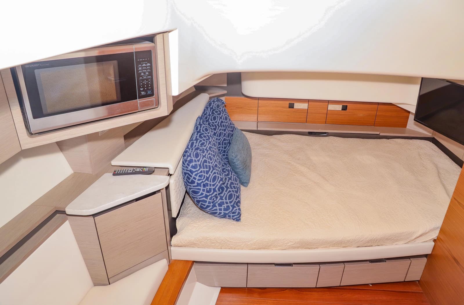 2022 Tiara Yachts 43 LS - Photo 32