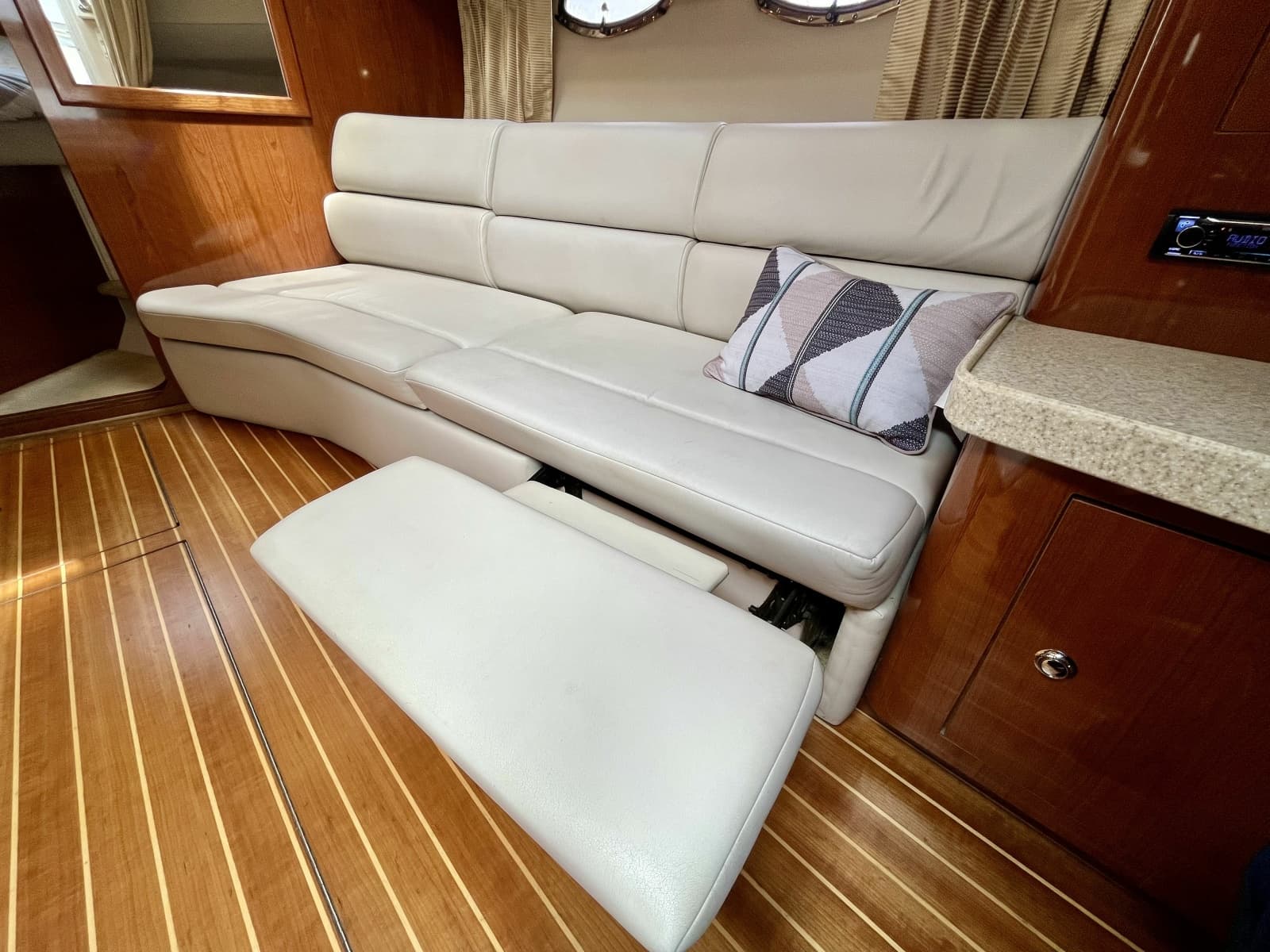 2005 Regal 3560 Commodore - Photo 27