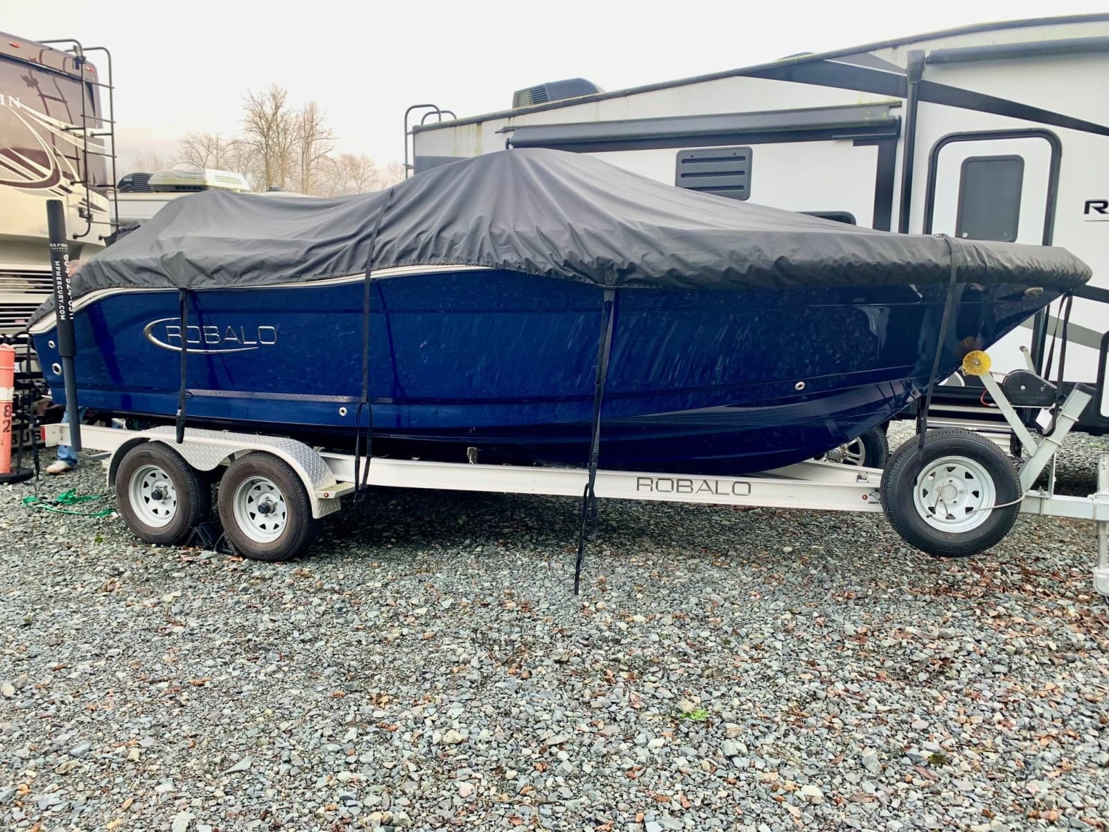 2023 Robalo R207 - Photo 3