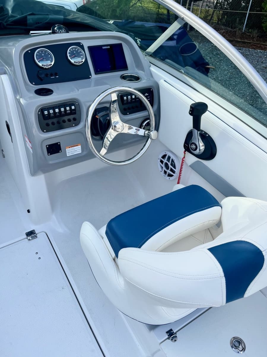 2023 Robalo R207 - Photo 17