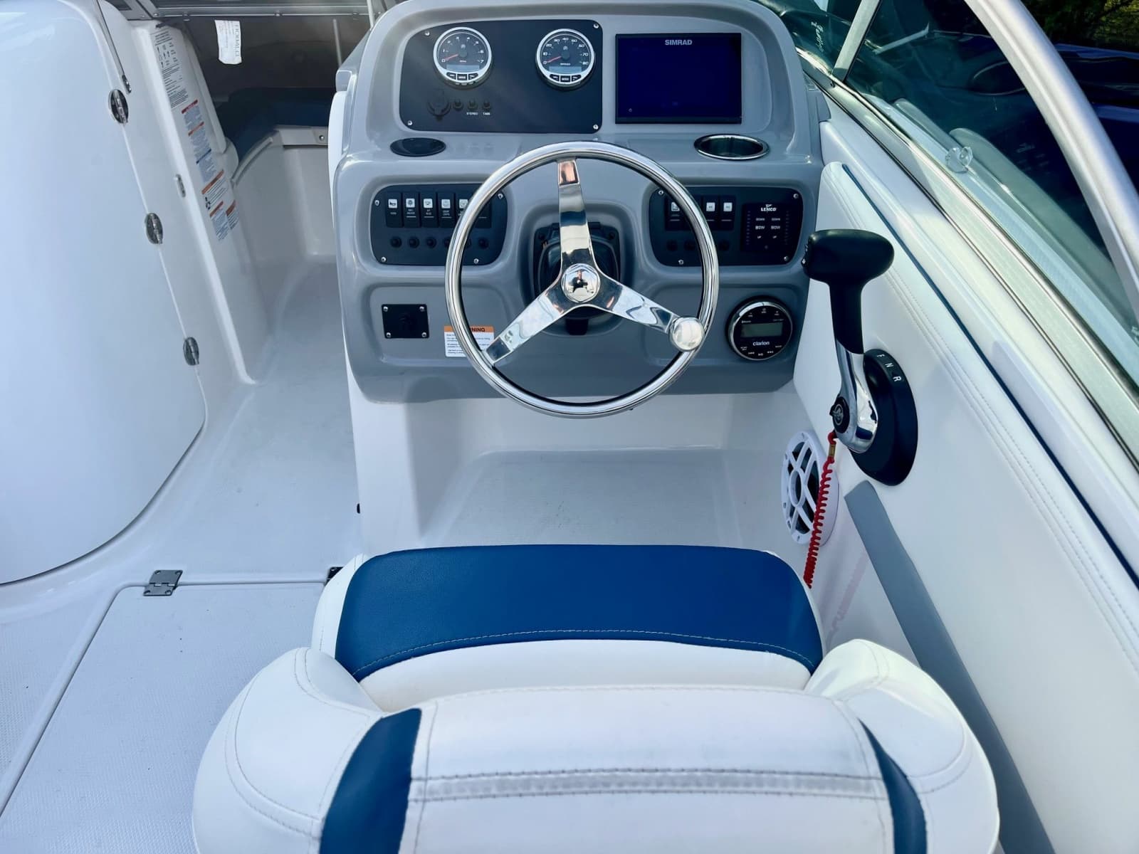 2023 Robalo R207 - Photo 16