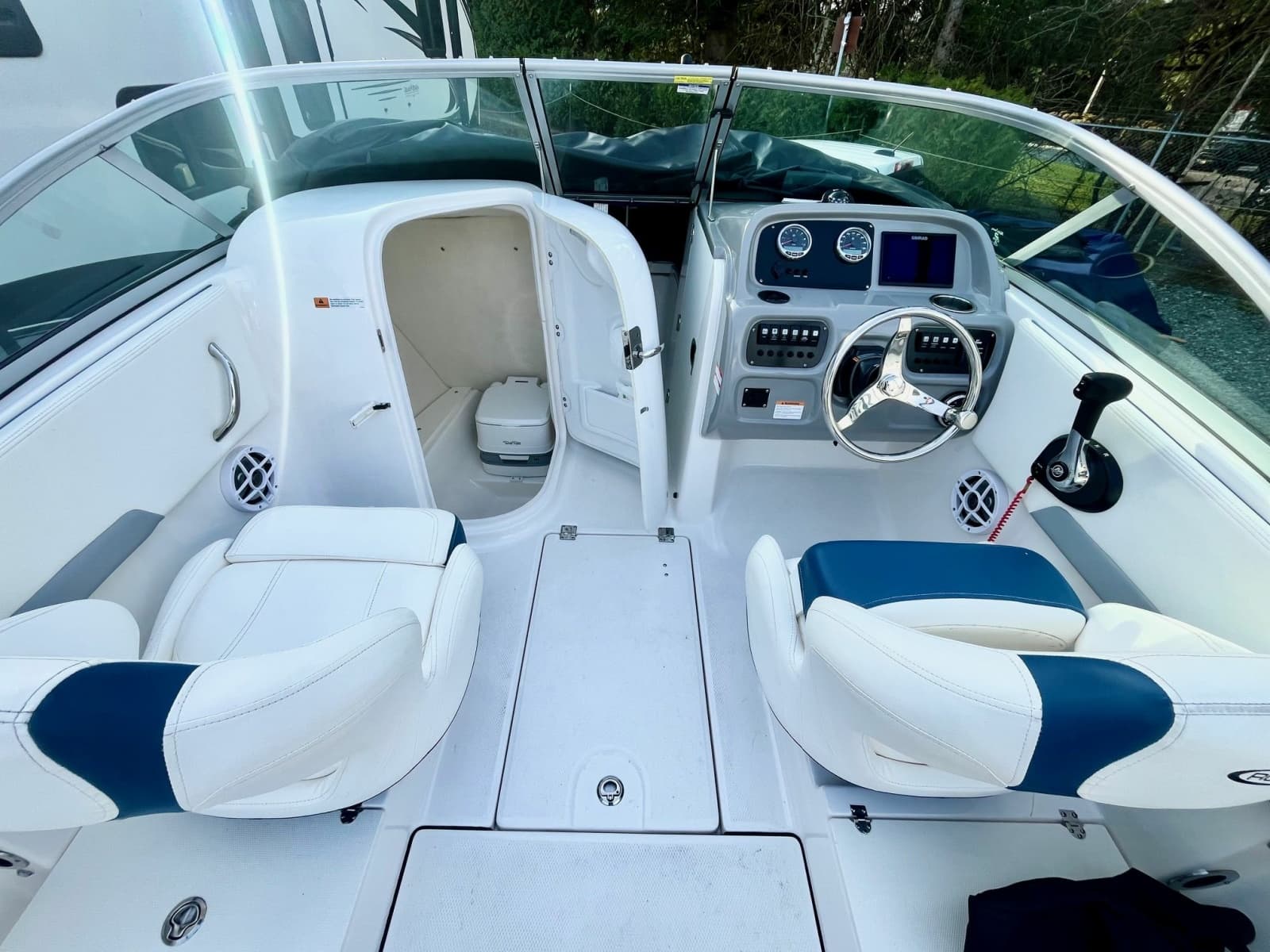 2023 Robalo R207 - Photo 13