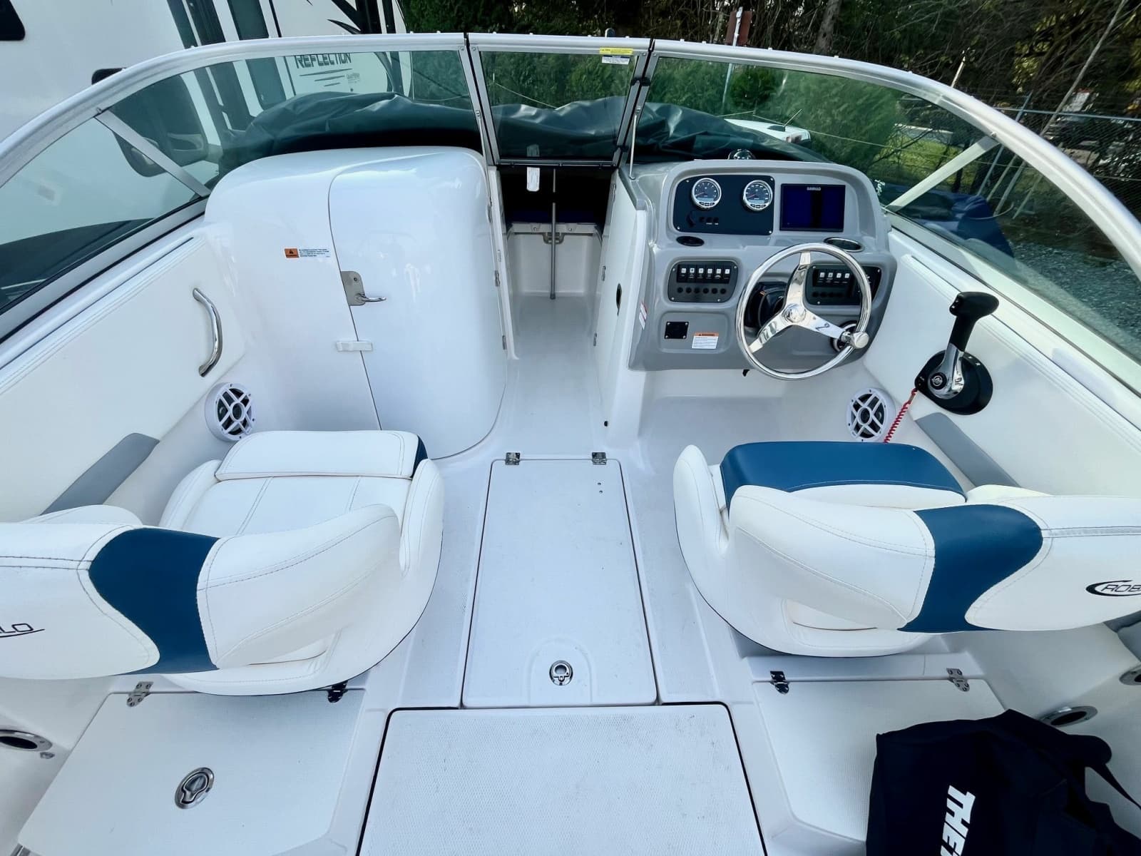 2023 Robalo R207 - Photo 12