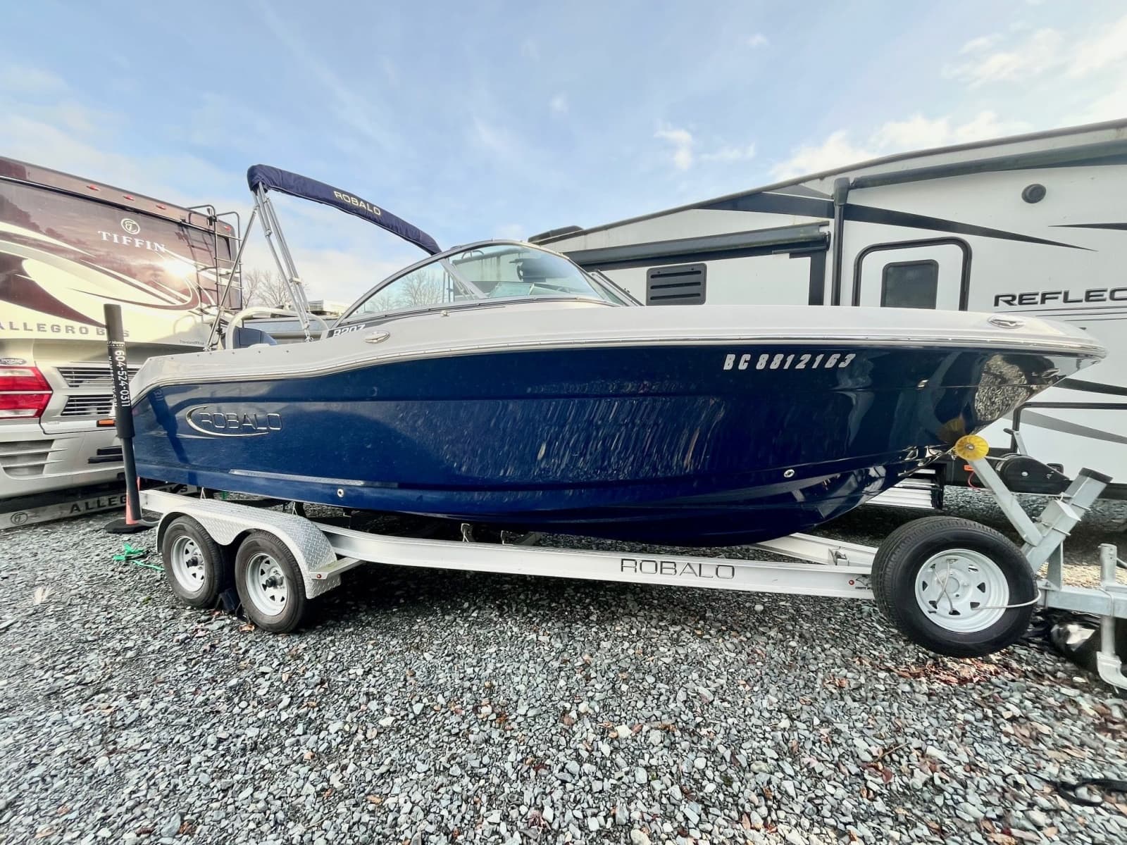 2023 Robalo R207 - Photo 1