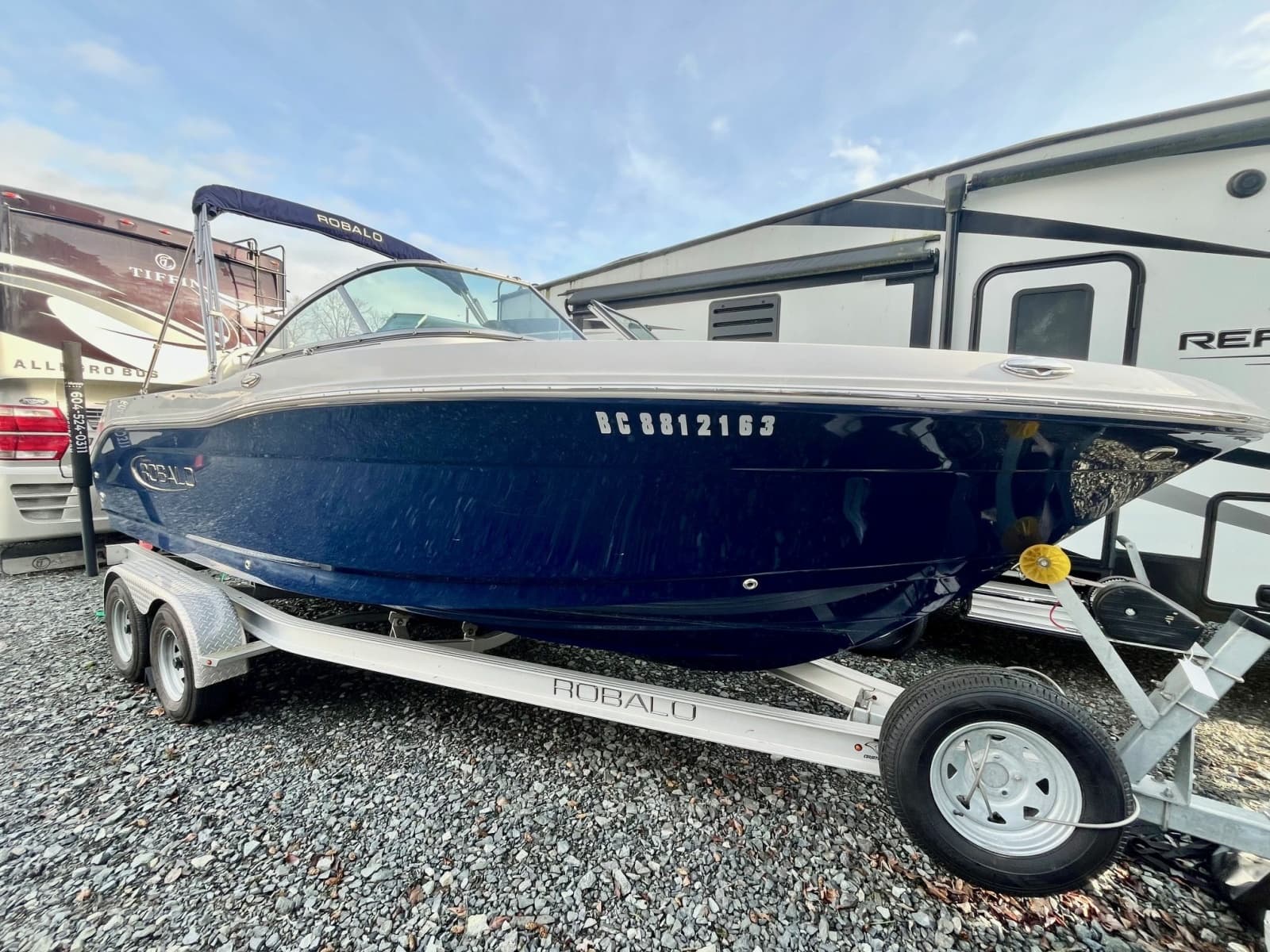 2023 Robalo R207 - Photo 2