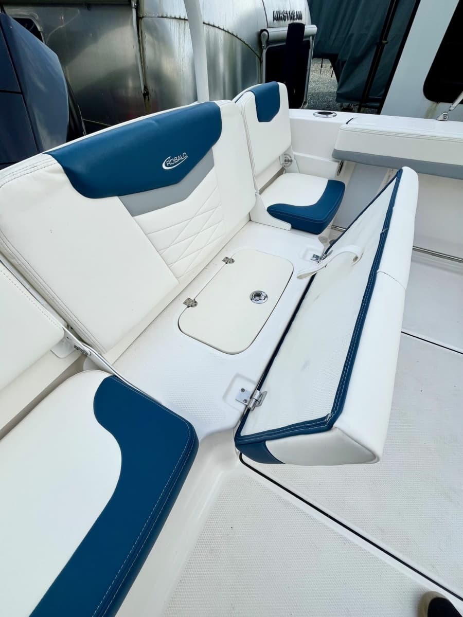 2023 Robalo R207 - Photo 9