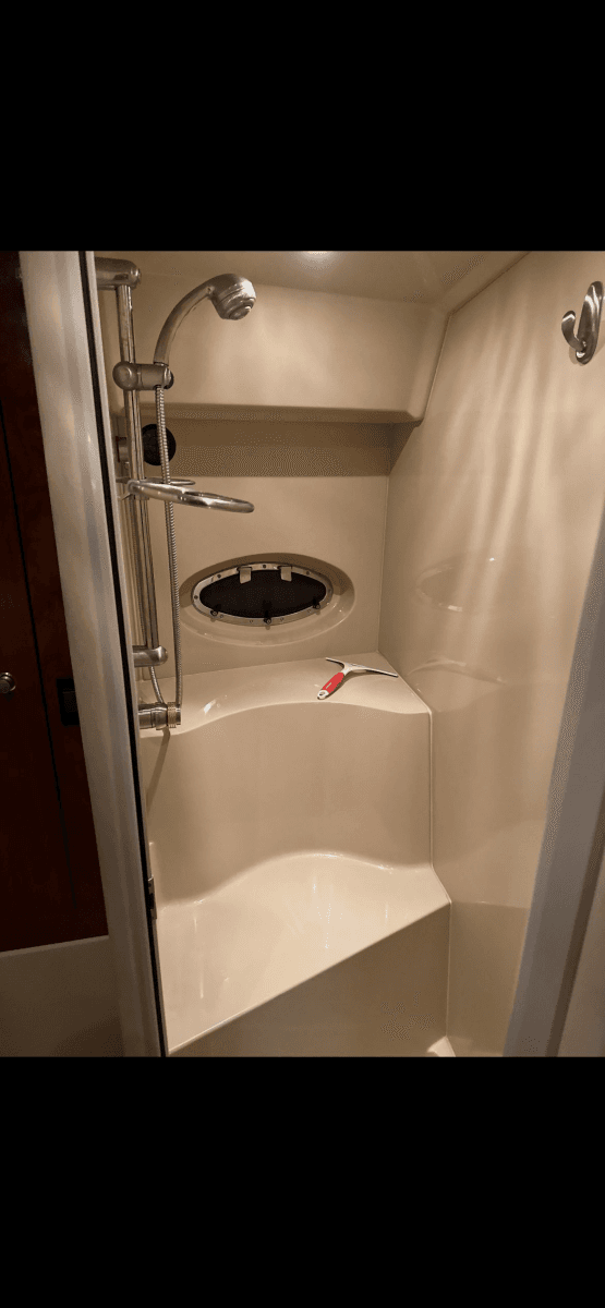 2004 Cruisers Yachts 40 Express - Photo 30