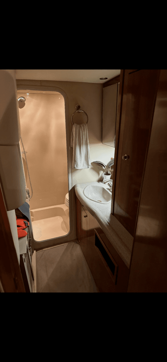 2004 Cruisers Yachts 40 Express - Photo 31